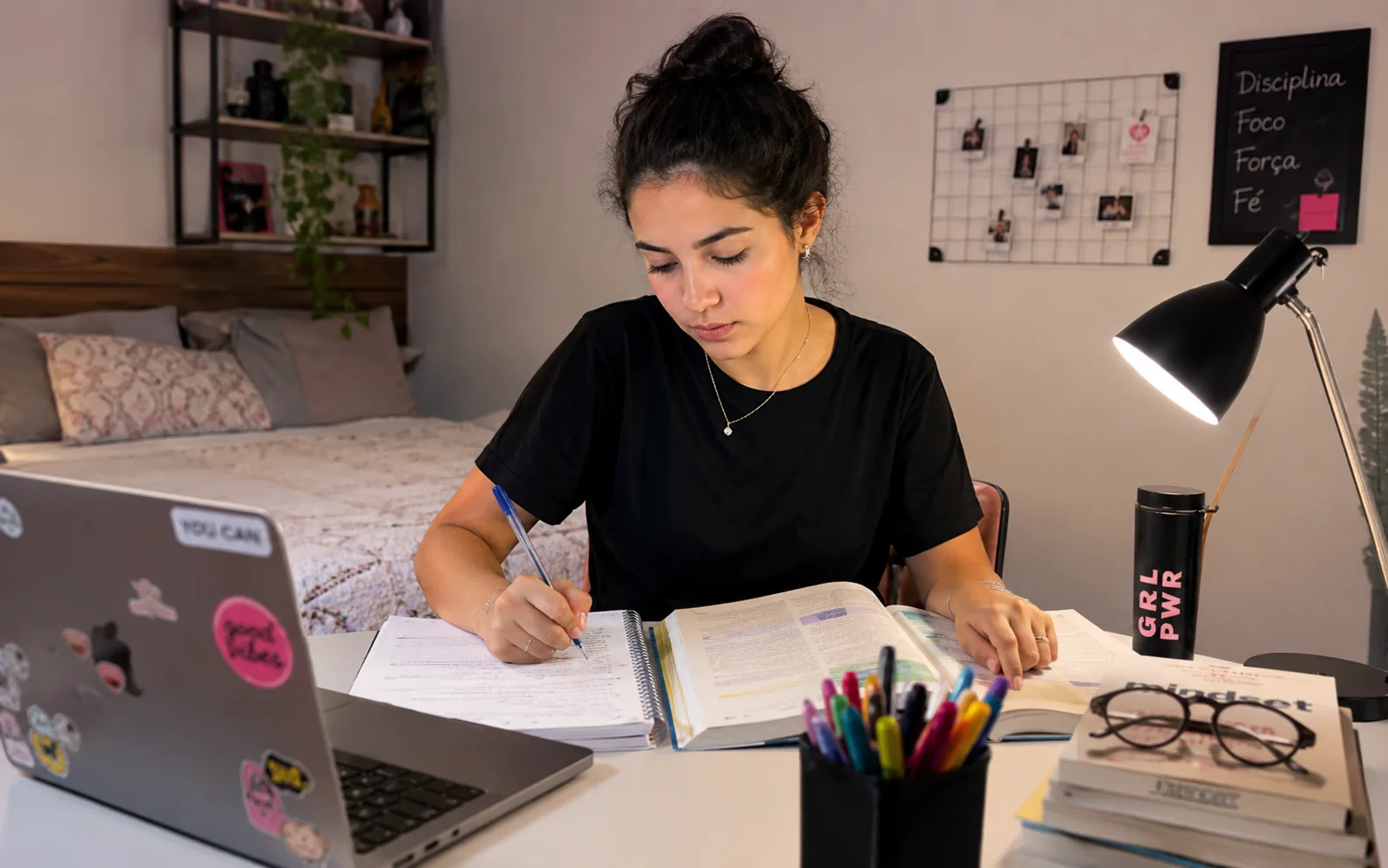 Estudante concentrada estudando para a prova de residência